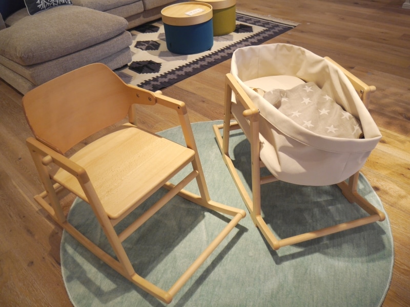 揺りかごになるロッキングチェア