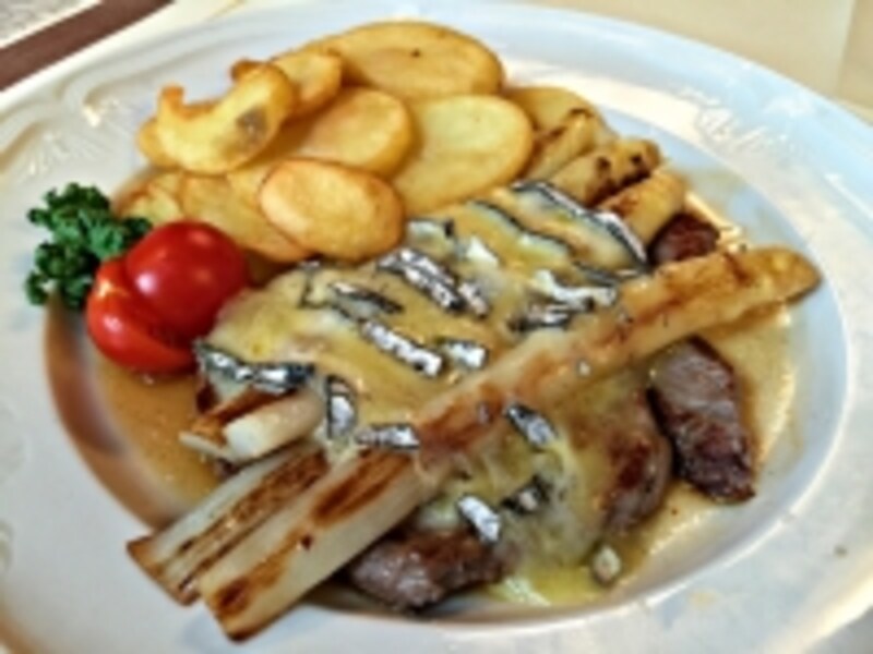 ホワイトアスパラガスとステーキ