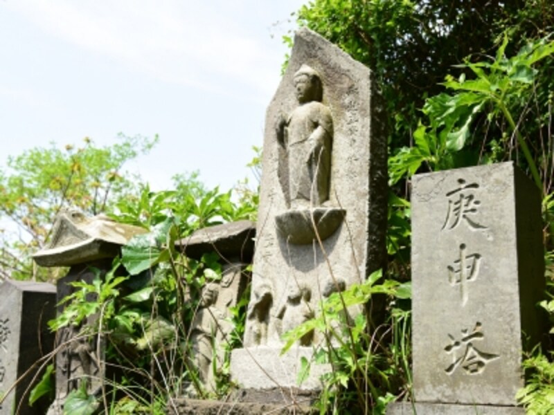 立ち並ぶ「庚申塔」群