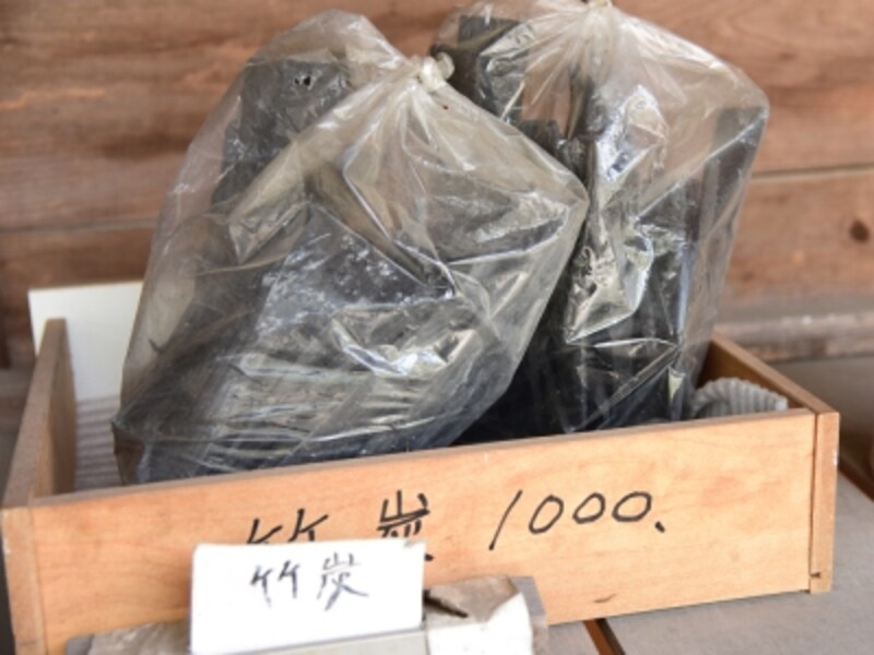 木炭や竹炭などが売られています