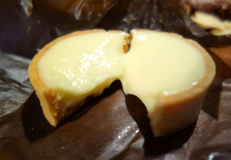 「生チョコタルト ホワイト」はホワイトチョコのクリームがとろ～り