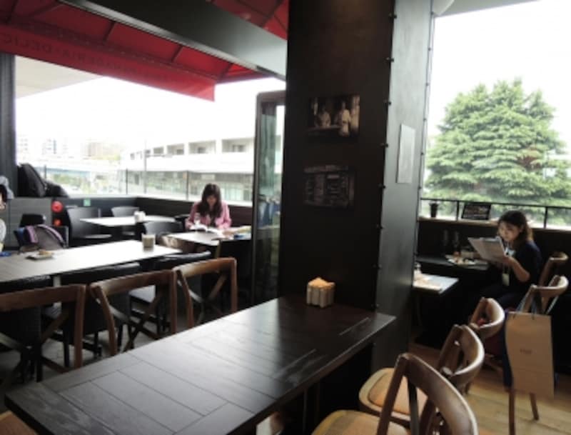 オープンエアのテーブル