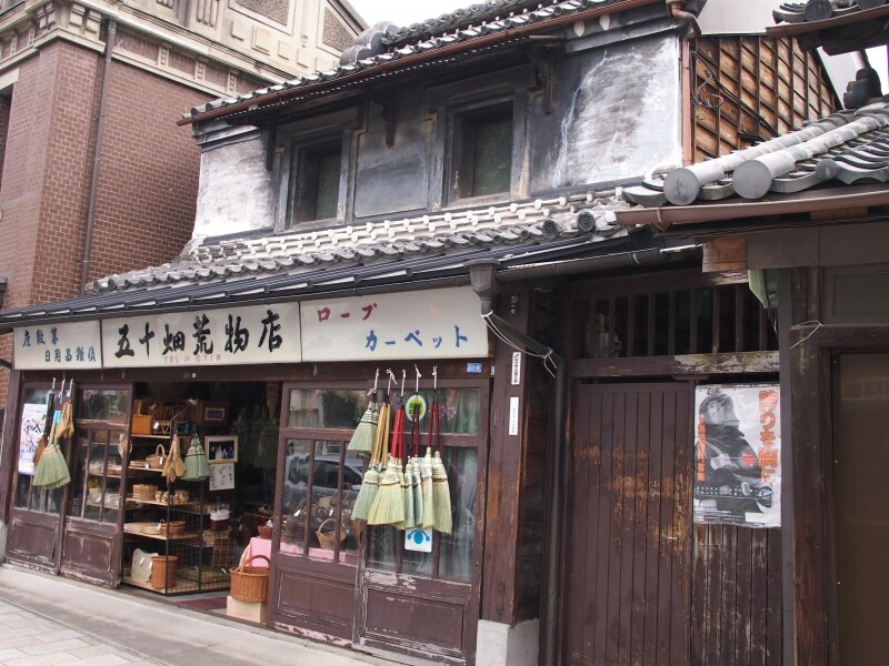 箒や竹ざる、竹かご、つるで編んだ買い物かご、バスケット、鬼おろしなど、手作りの品がある