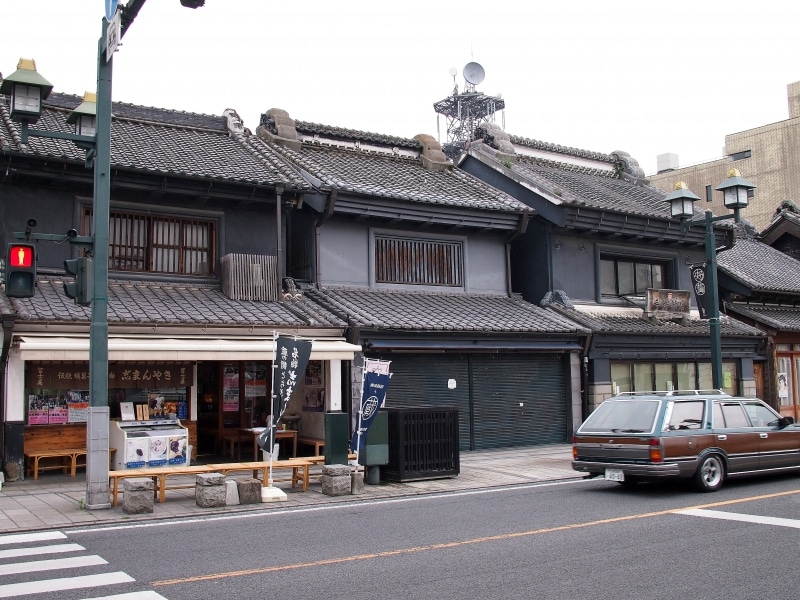 「志”まんやき」のノボリが立っている