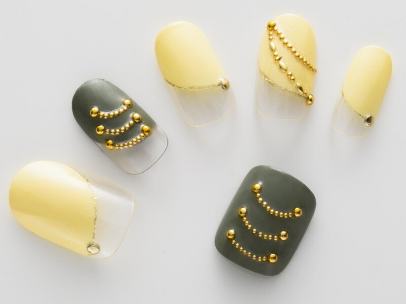 目を引くゴールドのチェーン