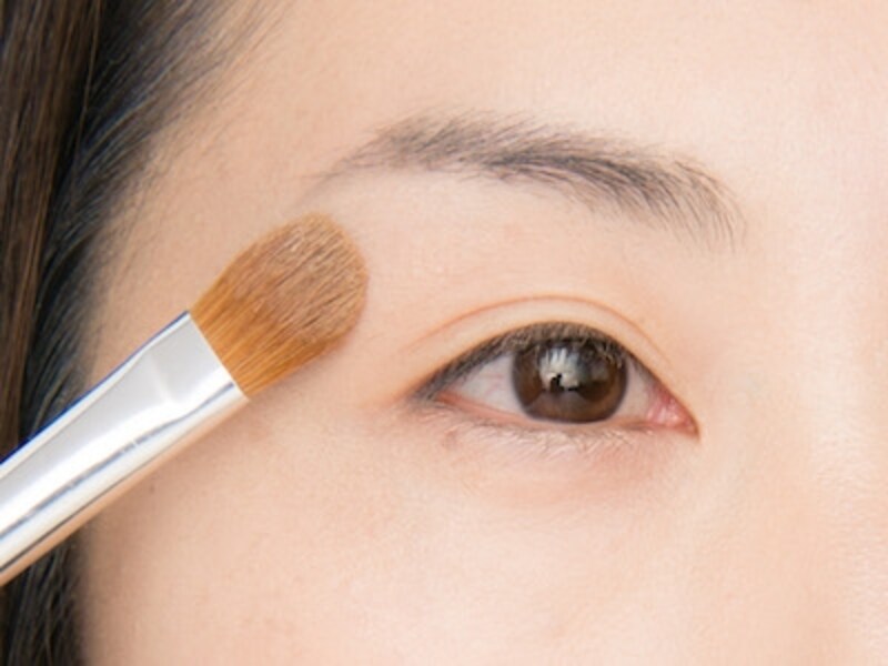 パウダーを少量のせてメイク崩れ防止