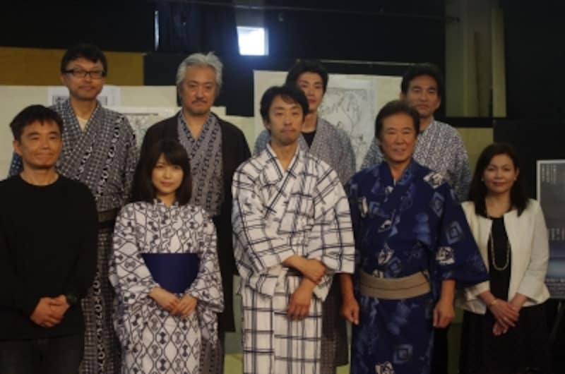 『戯作者銘々伝』出演者の皆さんと作・演出の東憲司さん（前列左）、プロデューサーの井上麻矢さん（前列右）(C)Marino&nbsp;Matsushima