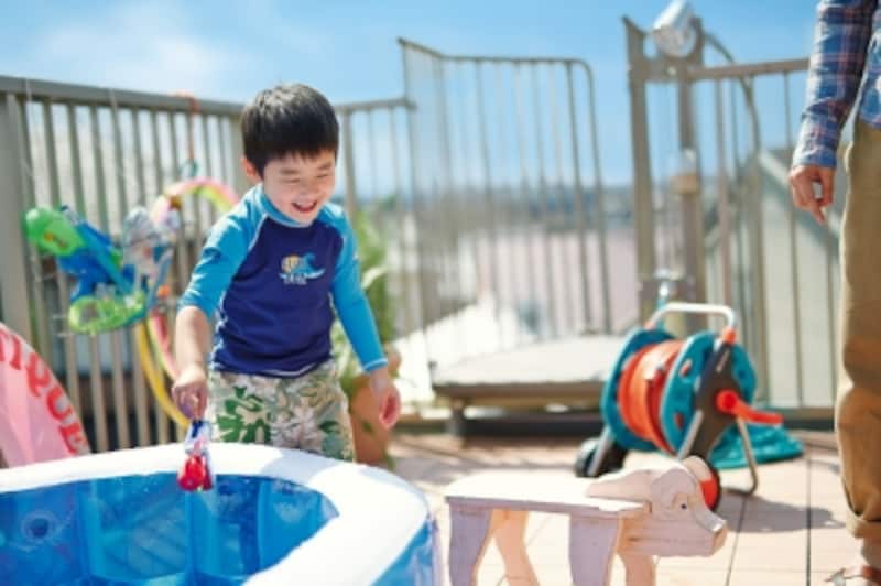 ビニールプールを出して子どもと一緒に、水遊びは楽しいものですが、そのためには、屋上に水道を引いておくのを忘れずに