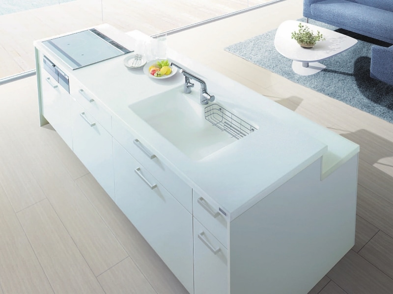 コーナーの排水口に向かって水がスムーズに流れるシンク。[すべり台シンク] [CRASSO（クラッソ）]　　TOTO 　 http://www.toto.co.jp/