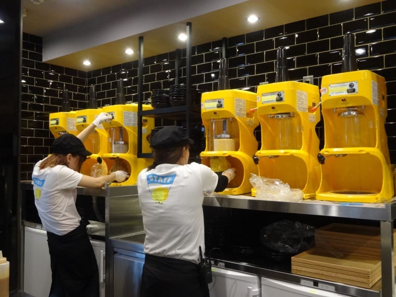 1階でフル稼働するかき氷の削り機