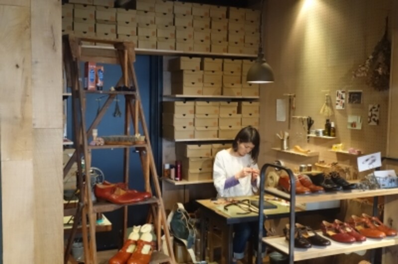 coup?。小さな空間ですがアトリエを兼ねており、制作も行われます