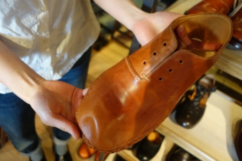 こんな風に作業工程を見せてくれるのも嬉しい。靴作りのしくみについて丁寧に説明してくれる