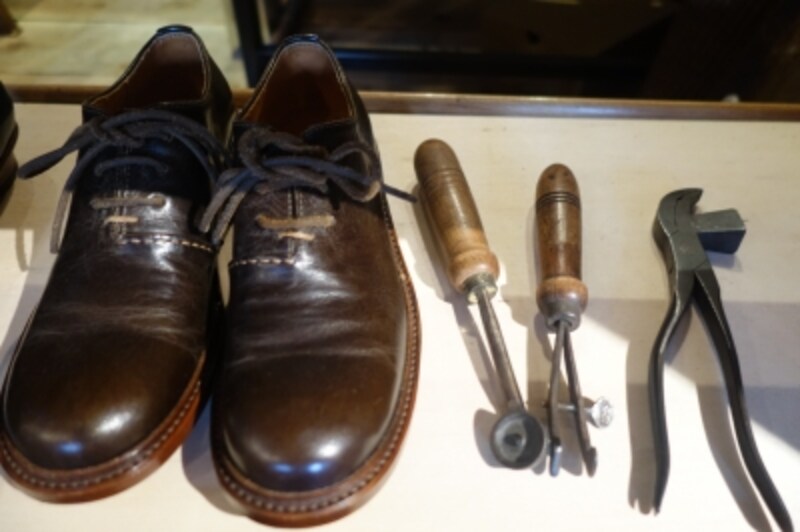 右にあるのは靴の革底を作るための道具