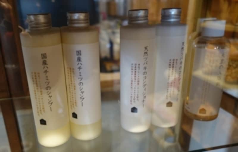 大島の椿油、国産蜂蜜、無農薬ハッカ油など体にいいものだけを使ったオリジナルシャンプーも（これもペット用です）