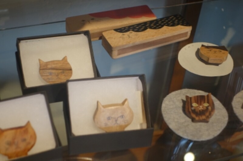 ネコちゃんグッズもあります。木工作家サノアイさんのネコブローチも人気