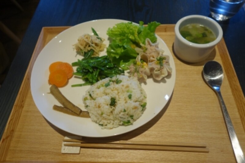 ある日のランチメニュー。のらぼう菜のオイル蒸し、うど入り焼売、切り干し大根の和え物、にんじん梅煮、ごぼう酢漬、生姜菜めしとスープ