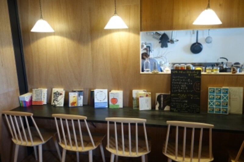 あたらしい日常料理 ふじわら 店内。カウンターとテーブル席があり、スペースをとったゆったり配置。