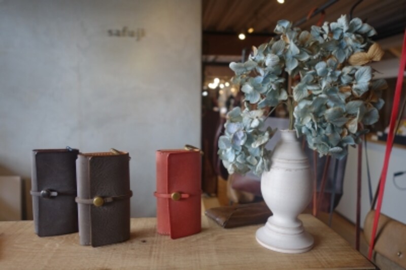 safuji。写真はキーホルダー付きミニ財布。セミオーダーでカラーも選べる