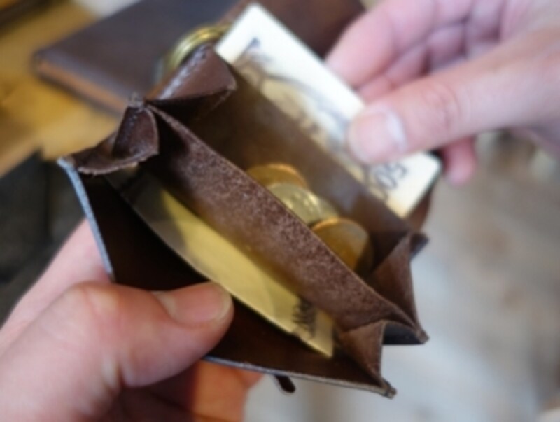 キーホルダー付きミニ財布。一見シンプルに見えて様々な工夫が。お札もカードも収納できる