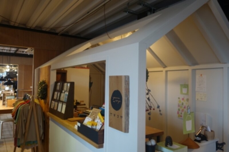 なんだろう？と目を引く白い小屋は、ヤマコヤさんのプチアトリエ