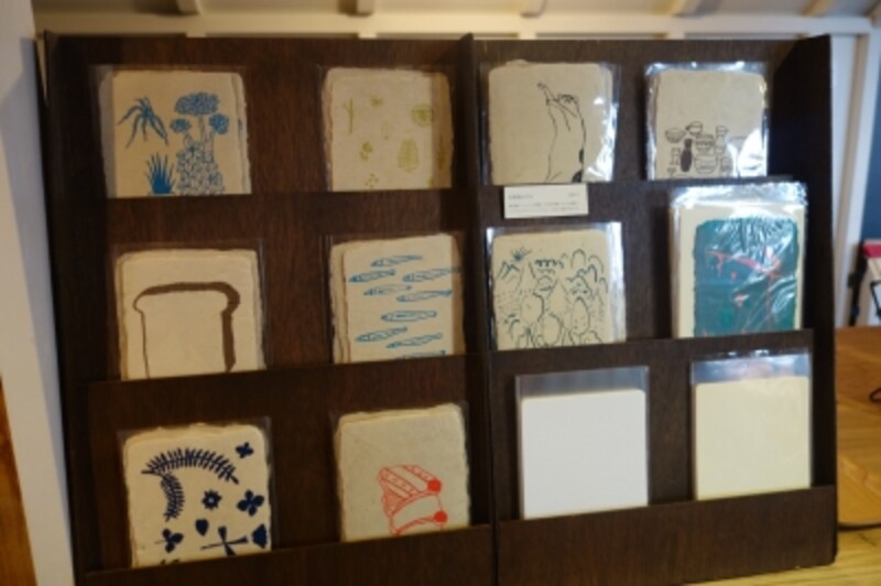 鹿児島の「しょうぶ学園」の工房で漉いた和紙にシルクスクリーンでイラストを付けたポストカードたち