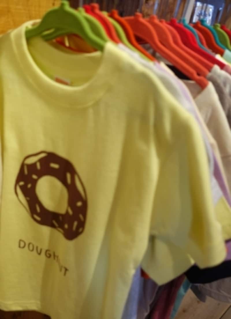 オーダーで柄と色を選べる子供用Tシャツ。パンの柄が豊富で、ドーナツは人気！