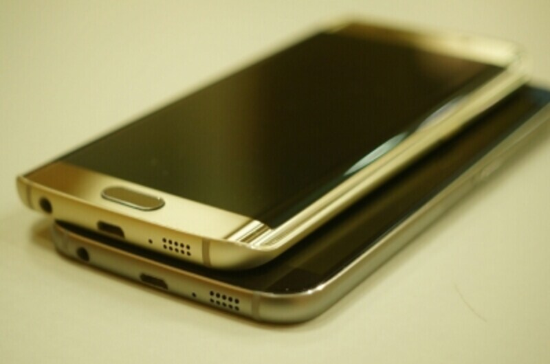 Galaxy S6 edge（上部）とGalaxy S6（下部）