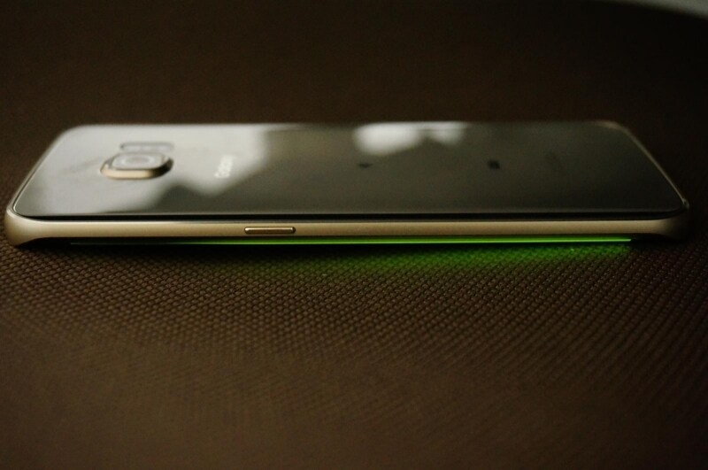 Edge Lighting機能。端末を伏せた状態で、着信や通知を受信すると、エッジスクリーンが点灯します。