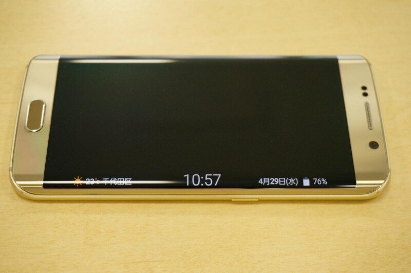 情報ストリーム機能。メイン画面がオフのときに、エッジスクリーンにニュースや天気などを表示します。