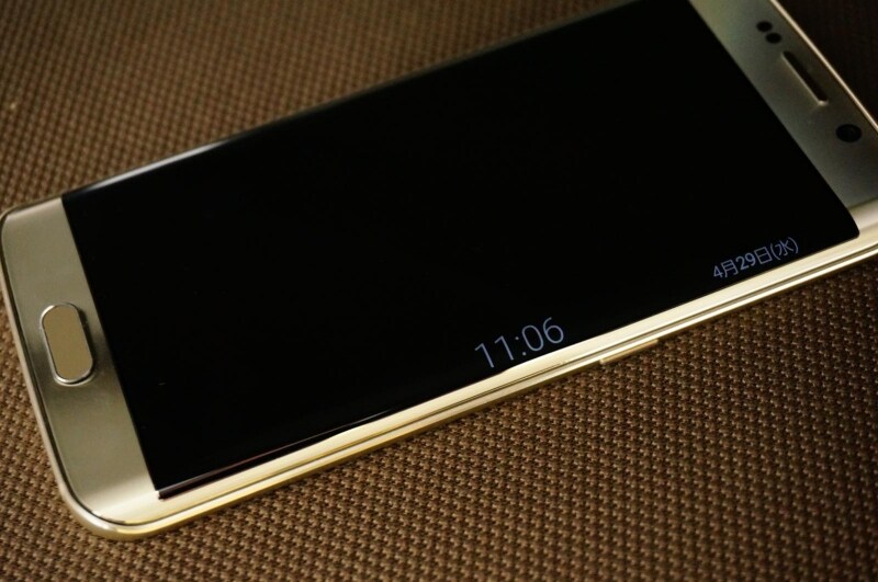 ナイトクロック機能。メイン画面がオフのときに、エッジスクリーンに時計が表示されます。