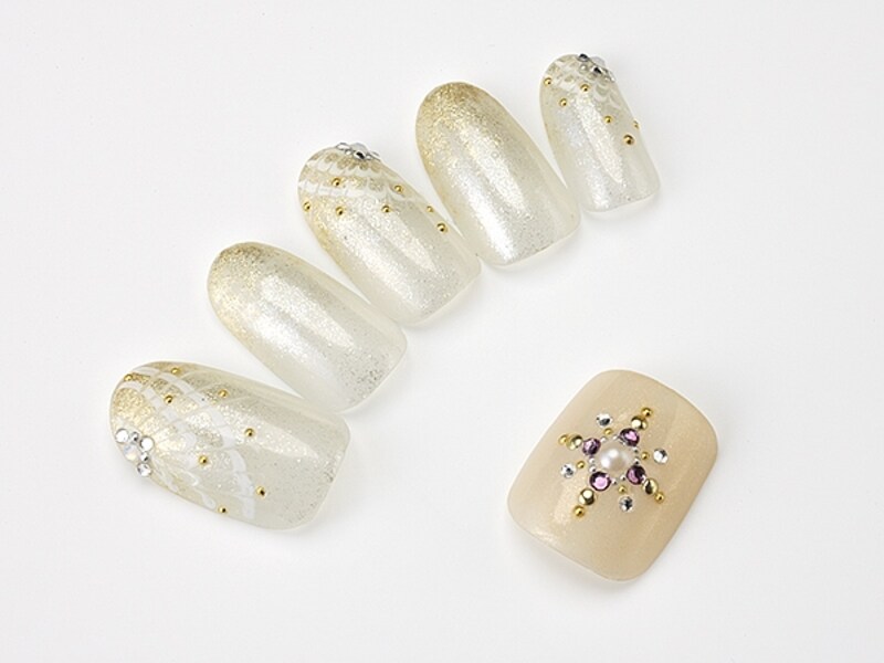 孔雀が羽を広げている姿がモチーフのピーコックネイル