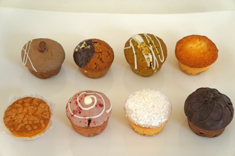 <上の列undefined左から>カフェ、ノワゼット、ピスターシュ、ポム <下の列undefined左から>シュクル、ルージュ、ココ、ショコラundefined 各4個入りで700円(税込)