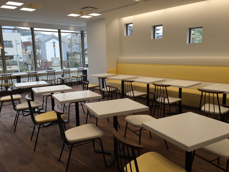 陽光が差し込む明るい店内