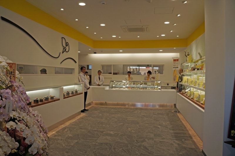 1Fでは生菓子や焼き菓子を購入できます