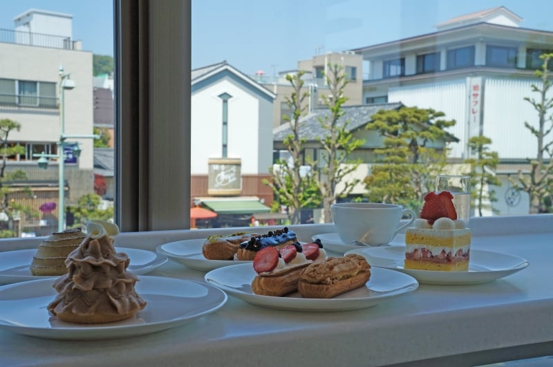 2Fカフェの窓際の席からスイーツを撮影