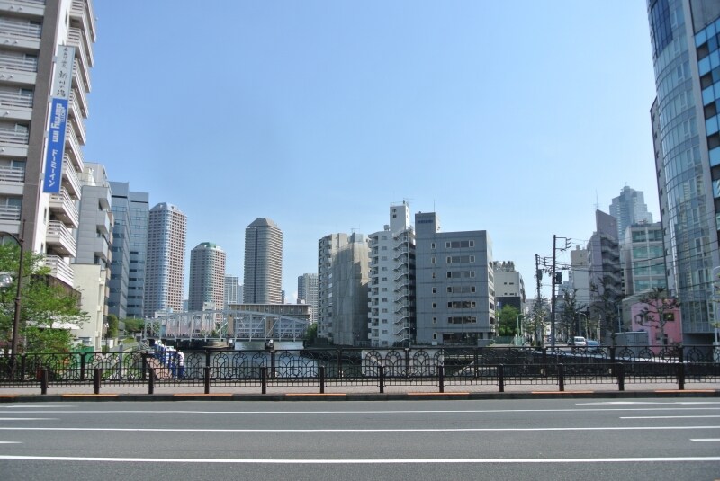 鍛冶橋通りから佃島のタワーマンション群を望む