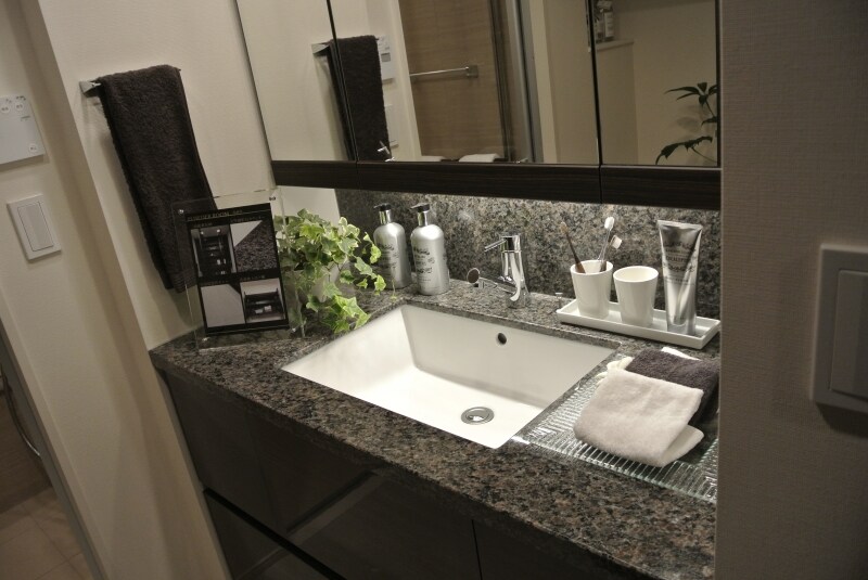 「Brillia THE TowerundefinedTOKYO YAESU AVENUE」のモデルルームの洗面化粧台