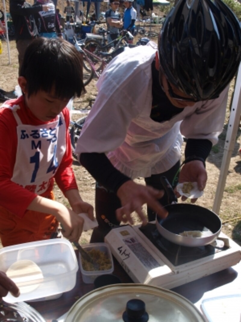 ぎょうざを焼く親子