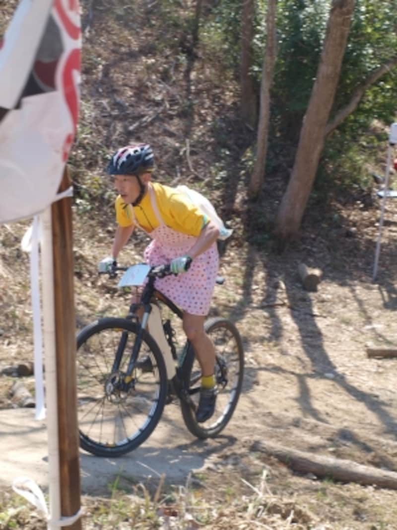 お父さんたちのエプロン姿がおもしろい