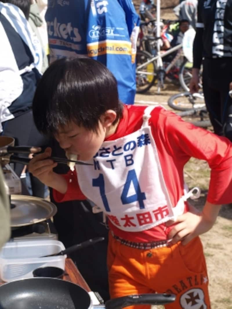 餃子を焼いて食べることもレースの一部