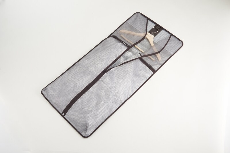 着脱式ガーメントで宿泊先でもスーツを綺麗に保つことができる。