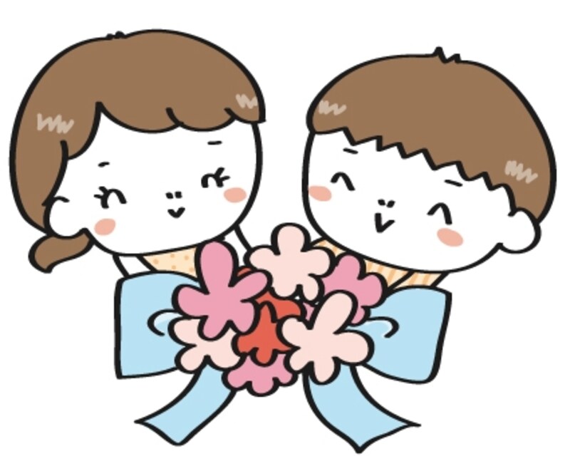 【カラー】お祝いの花束をもった子どもたちです。