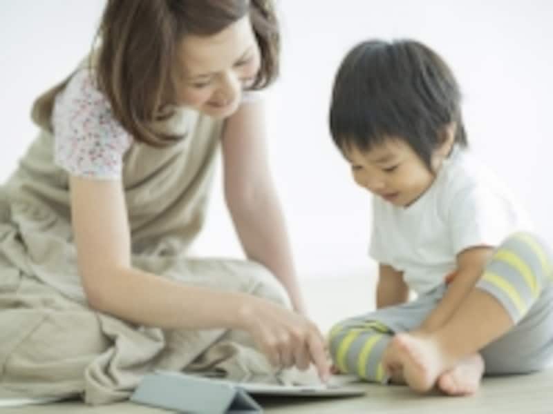 息子と遊ぶ母