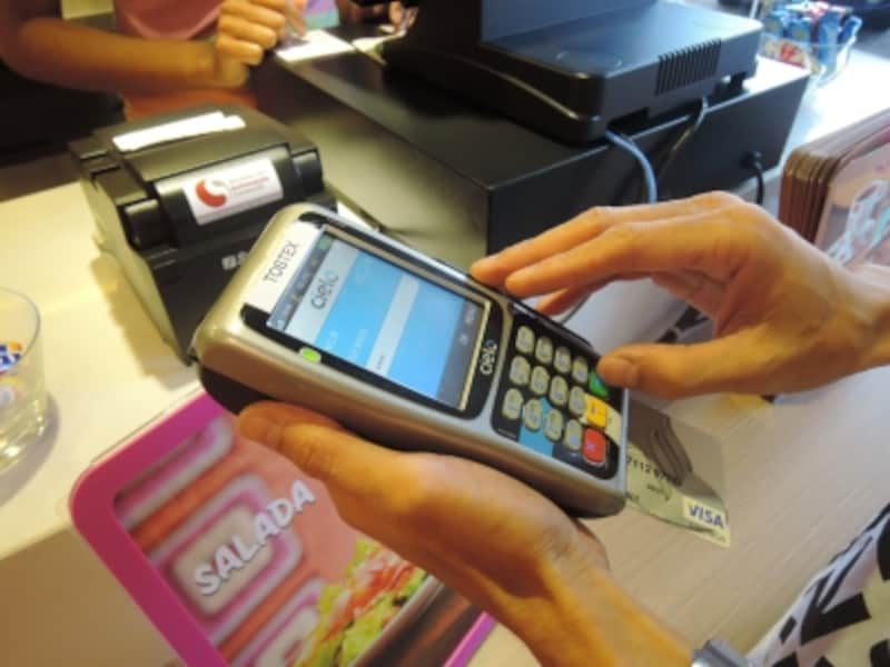 カード決済はワイアレス端末で