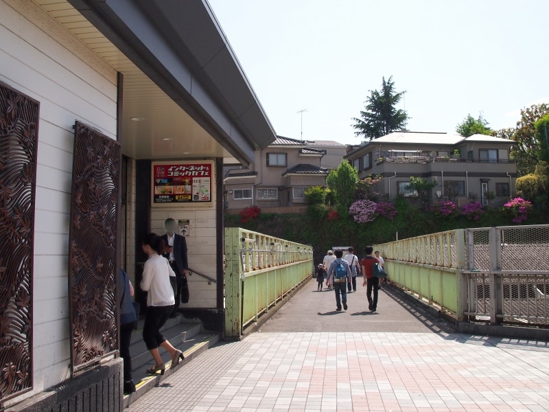 突き当りの左側にある坂道をあがっていく