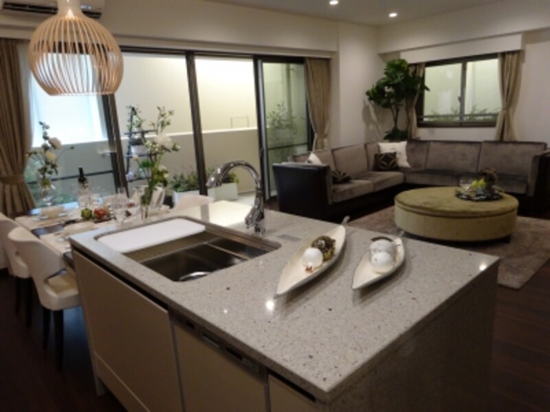 キッチンから見たリビング