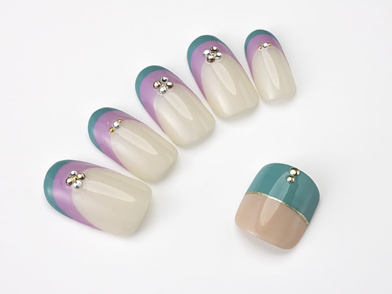 グリーン×パープルは大人っぽくトレンド感満載