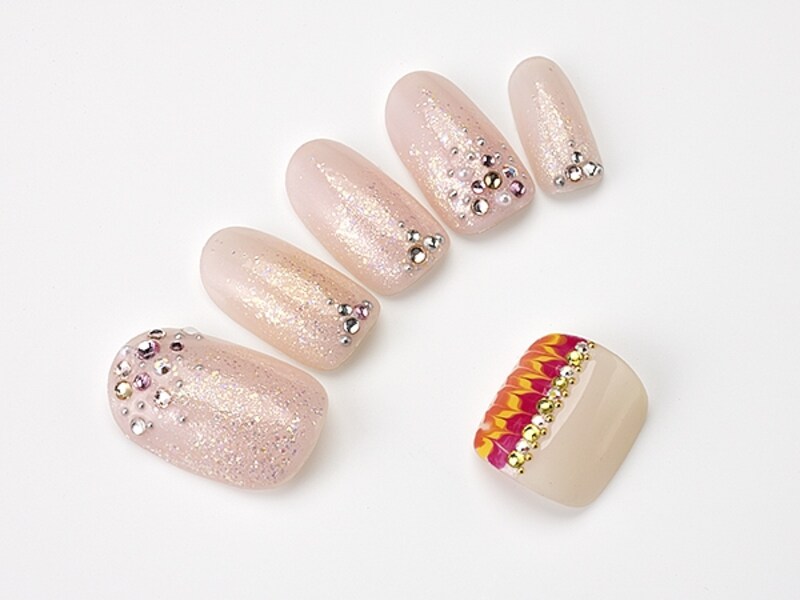 ラメとストーンが指先を華やかに輝かせます