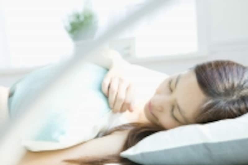 寝ている女性