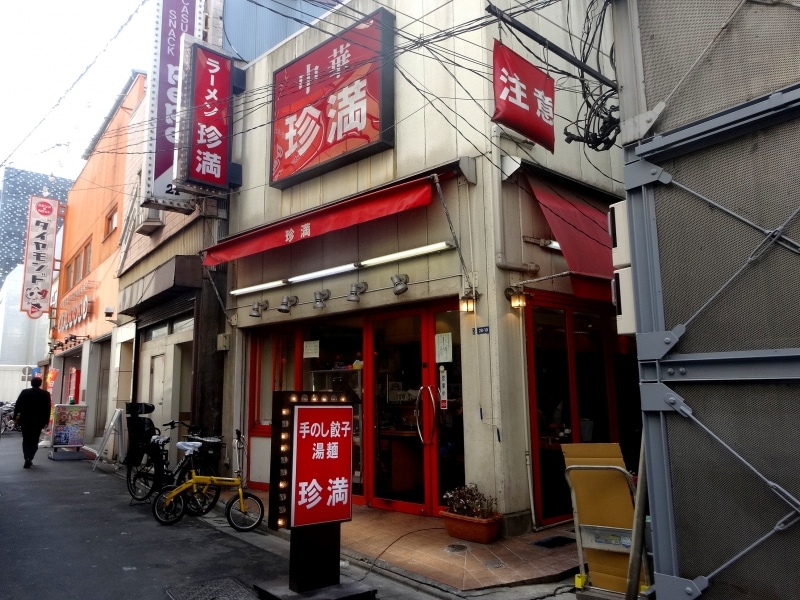 赤い看板が目印